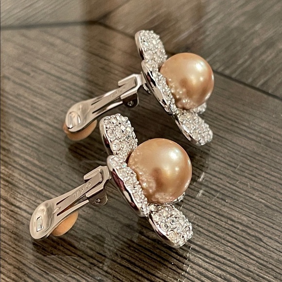 Vintage KJL Kenneth J Lane Rhinestone Pearl Flower Clip Earrings Dogwood Flower - Picture 8 of 17